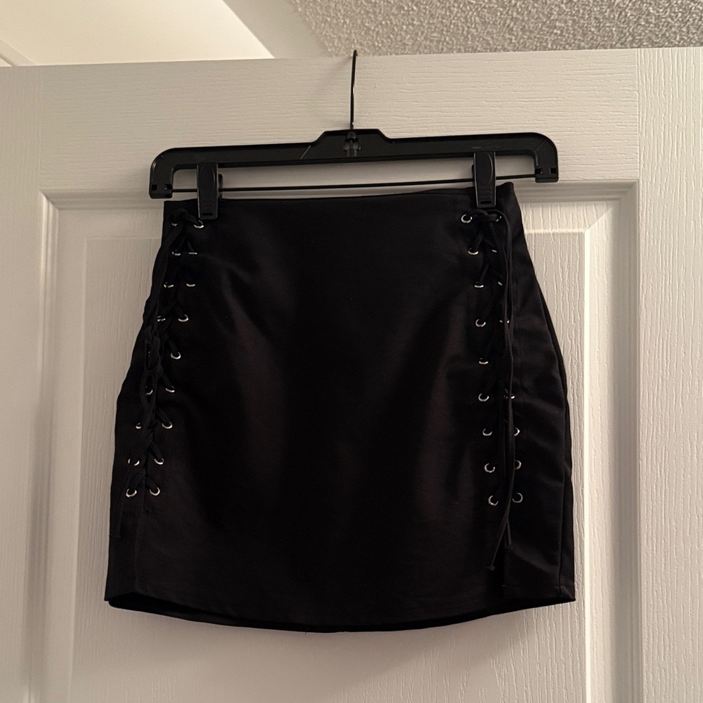 by the way. Black grommet detail skirt - Picture 2 of 5